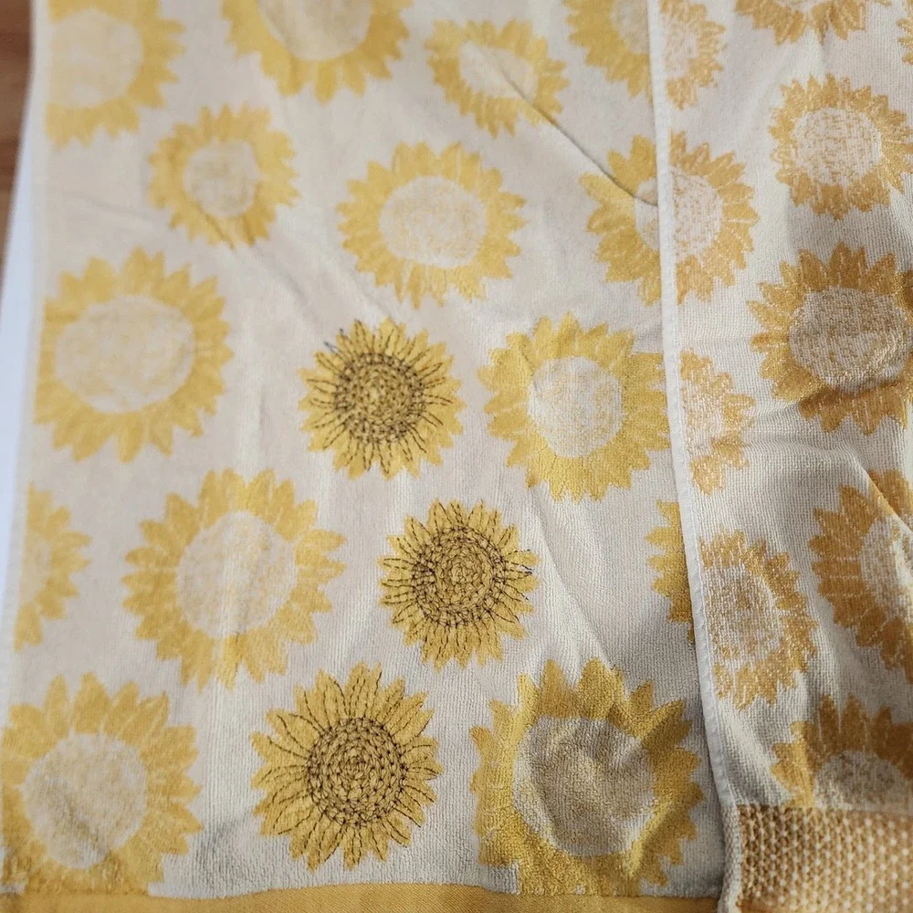 Sunflower Hand Towel Set of 2 Yellow White Floral Cotton Terry Bathroom Decor